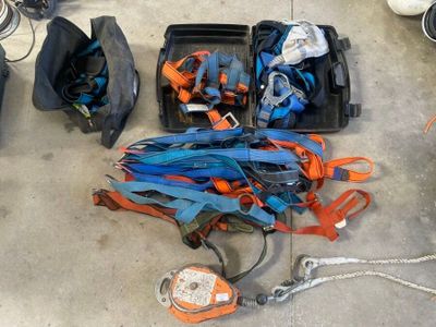 beaucoup d'objets posés sur le sol
