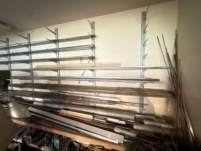 une pièce avec tout un tas de tuyaux métalliques accrochés au mur
