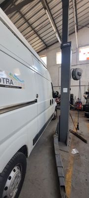 une camionnette blanche garée dans un garage