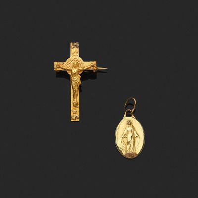 une croix en or et une médaille en or sur fond noir