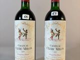 deux bouteilles de vin posées sur une table l'une à côté de l'autre