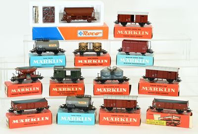 de nombreux trains miniatures exposés dans une vitrine
