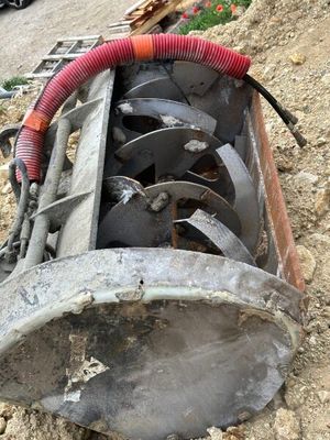 une grosse machine posée à même le sol