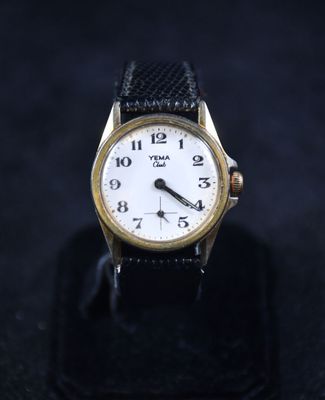 gros plan d'une montre sur un support sur une surface noire