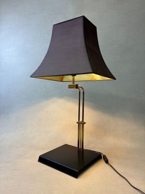 une image d'une lampe de table avec un abat-jour noir