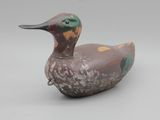 un petit oiseau perché sur une table