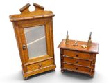 une petite armoire en bois surmontée d'un miroir