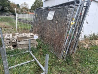 une clôture dans laquelle sont encastrées plusieurs briques