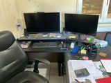 un bureau sur lequel se trouvent deux écrans d'ordinateur et un ordinateur portable
