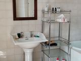 une salle de bains équipée d'un lavabo, de toilettes et d'une baignoire