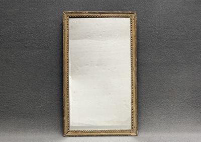 Miroir cadre en bois et stuc. 60 x 35 cm.