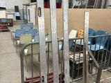 une pièce contenant beaucoup de chaises et de tables