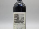 la bouteille de vin rouge est posée sur la table