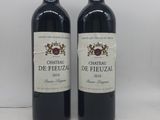 deux bouteilles de vin rouge posées l'une à côté de l'autre sur une table