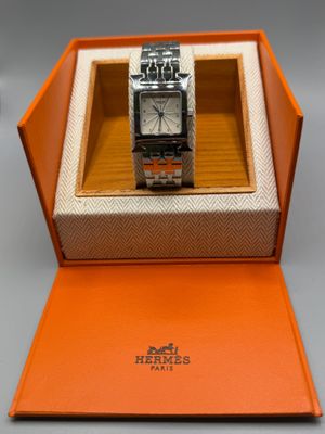 gros plan d'une montre dans une boîte sur une table
