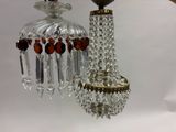 deux lampes suspendues au plafond