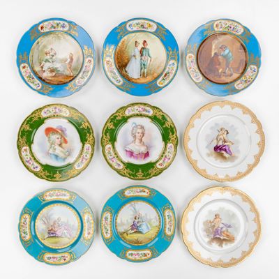 six assiettes sur lesquelles figure l'image d'une femme et d'un enfant
