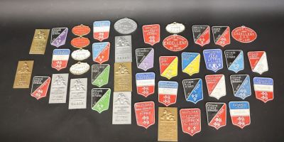 Lot de 42 plaques en aluminium polychrome de prix de la Soci…