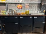 un bar sur lequel sont posées de nombreuses bouteilles et verres