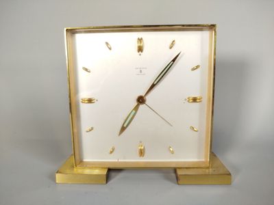une horloge posée sur une table