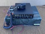 un gros plan d'une radio posée sur une boîte