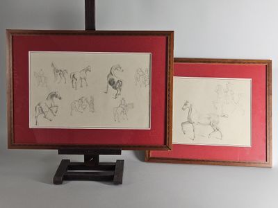 deux dessins de chevaux encadrés posés sur une table