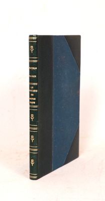 un vieux livre à la couverture bleue posé sur une table blanche