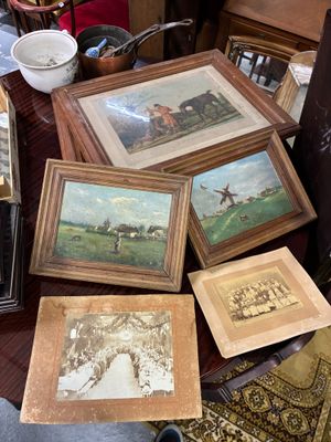 une table sur laquelle sont posées de nombreuses photos encadrées