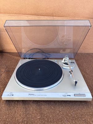 une image représentant une platine avec un tourne-disque posé dessus