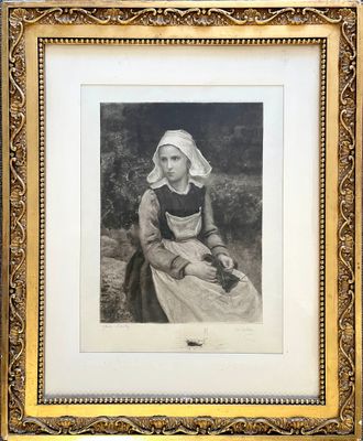 une photo en noir et blanc d'une femme en robe
