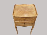 Une table de chevet en bois de placage ouvrant par trois tir… (photo 3)