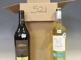 deux bouteilles de vin posées l'une à côté de l'autre sur une table