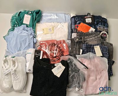 une pile de vêtements posée sur une table