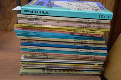 des livres empilés les uns sur les autres sur une table en bois