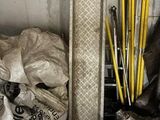 un tas de matériaux de construction et d'outils dans une pièce