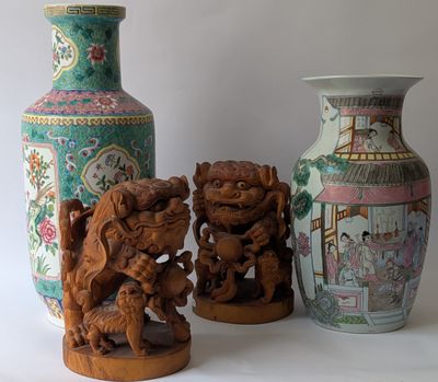 trois vases posés l'un à côté de l'autre sur une table