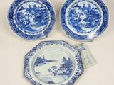 trois assiettes bleues et blanches ornées d'un paysage