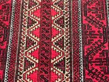 un tapis oriental orné d'un motif rouge et noir