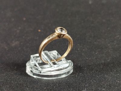 une bague en or surmontée d'un diamant