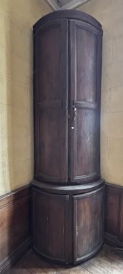 un coin d'une armoire d'angle, dans un coin d'une pièce