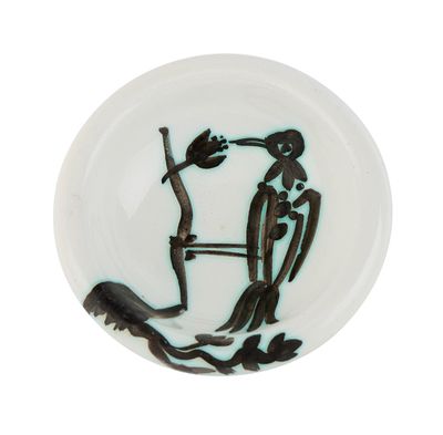 une assiette blanche sur laquelle est dessiné un homme et une femme