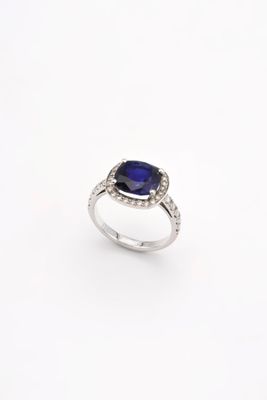 bague en saphir bleu et diamant sur fond blanc