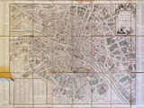 une vieille carte d'une ville sur un mur carrelé dans une pièce