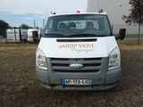 une camionnette blanche garée dans l'herbe