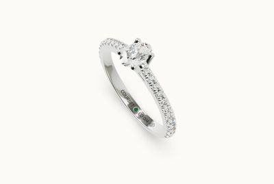 une bague de fiançailles en diamant et en or blanc