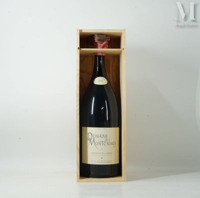 une bouteille de vin dans un coffret en bois sur une table