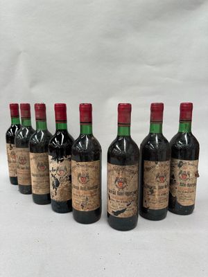 six bouteilles de vin rouge alignées