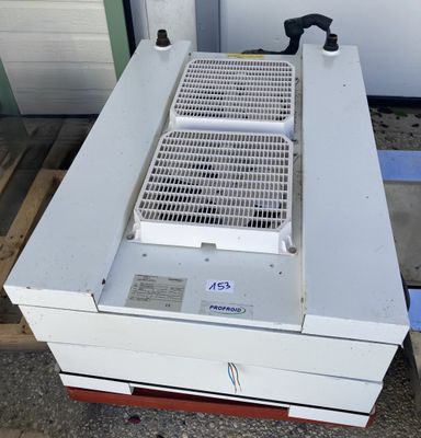 une machine blanche posée sur une palette