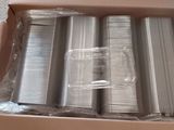 une boîte en carton contenant tout un tas d'assiettes argentées