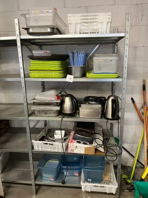 une étagère contenant de nombreux objets dans une pièce